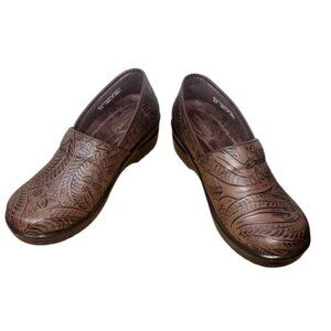 Easy Street Women’s 8W Brown Embossed Cushioned Sole 2” Heel Slip Resistant